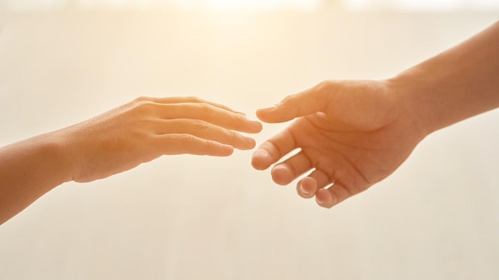 Mãos estendidas representando apoio e acolhimento